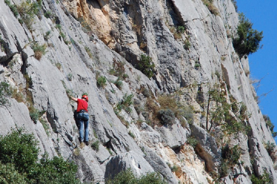 En escalade autour de la grotte